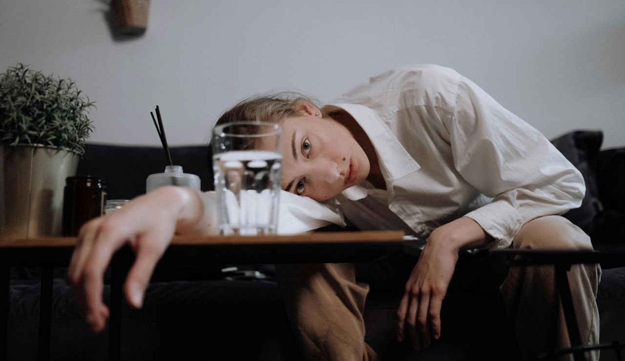 Come la meditazione può aiutare a combattere il burnout Cause comuni del burnout