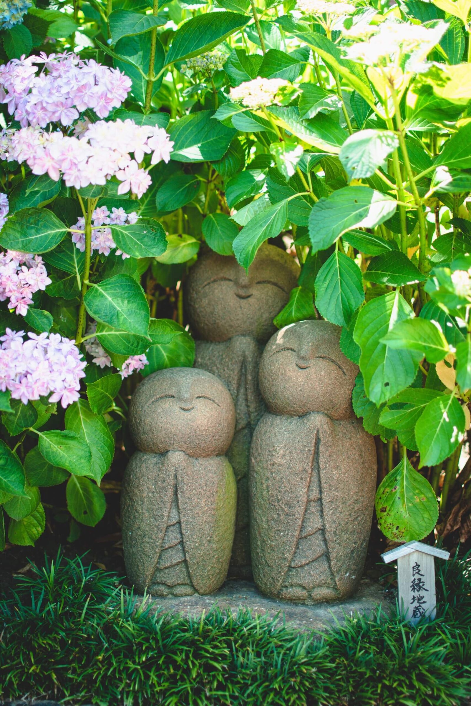 Statue di Jizo in Giappone chi è il dolce protettore di bambini e